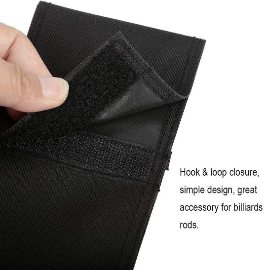 Een hand houdt een zwarte klittenbandsluiting vast op de "Bescherm je biljartclub in stijl" nylon keutas, waardoor een uitstekende bescherming tegen krassen voor uw biljarthengels wordt gegarandeerd.