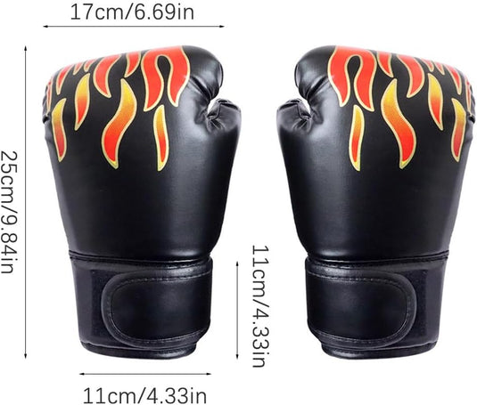 Twee zwarte bokshandschoenen met vlammotief, ideaal voor kinderen. Ze zijn ontworpen met een ergonomische vorm en uitstekende schokabsorptie voor optimale bescherming. Deze heten ‘Bokshandschoenen voor kinderen: de perfecte start voor een succesvolle bokscarrière.