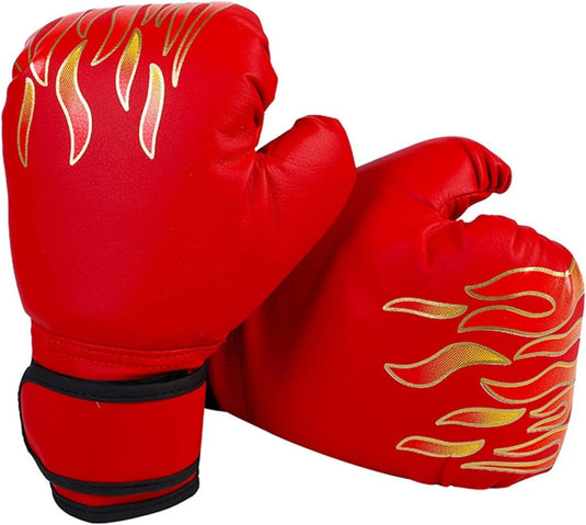 De bokshandschoenen voor kinderen met rode en gouden vlamontwerpen bieden een ergonomische vorm voor een perfecte pasvorm en verbeterde schokabsorptie, waardoor jonge kampioenen comfortabel en veilig kunnen trainen.