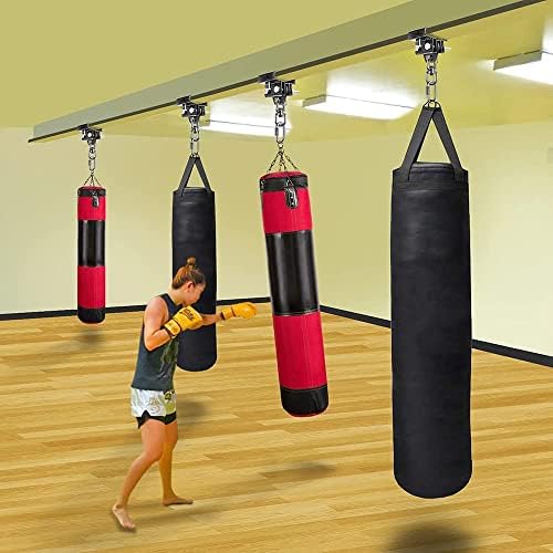 Laad afbeelding in Galerijviewer, Een bokshandschoenengebruiker traint met vier bokszakken die aan een plafondrail hangen, wat de Bokszakbeugel installatie benadrukt: de ultieme toevoeging aan jouw trainingsruimte voor een veilige constructie in de sportschool.
