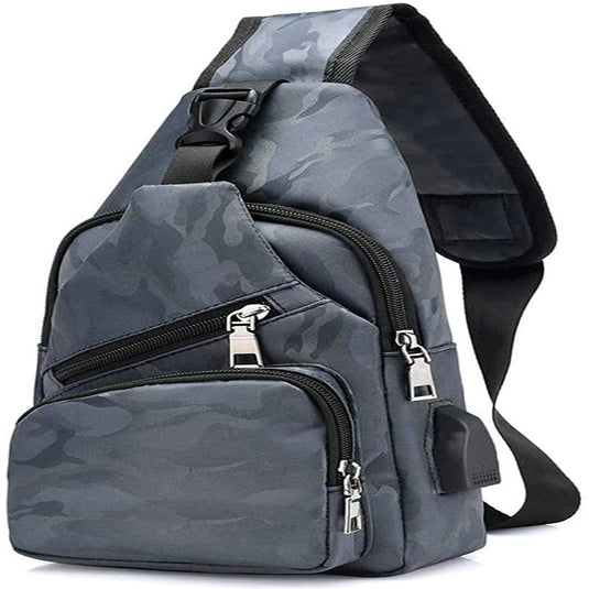 De veelzijdige crossbodytas Ontdek de ultieme vrijheid in grijze camouflage heeft meerdere compartimenten met ritssluiting, een verstelbare riem en een handige externe USB-oplaadpoort om onderweg op te laden.