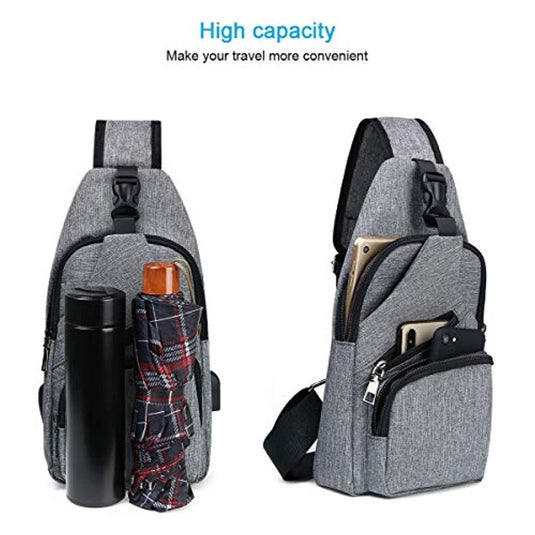 Grijze crossbodytas met meerdere vakken, weergegeven met een thermoskan, geruite paraplu en telefoon. Tekst hierboven: "Ontdek de ultieme vrijheid met onze ruime crossbody tas! Hoge capaciteit - Maak reizen gemakkelijk met een externe USB-oplaadpoort voor gemakkelijk opladen.