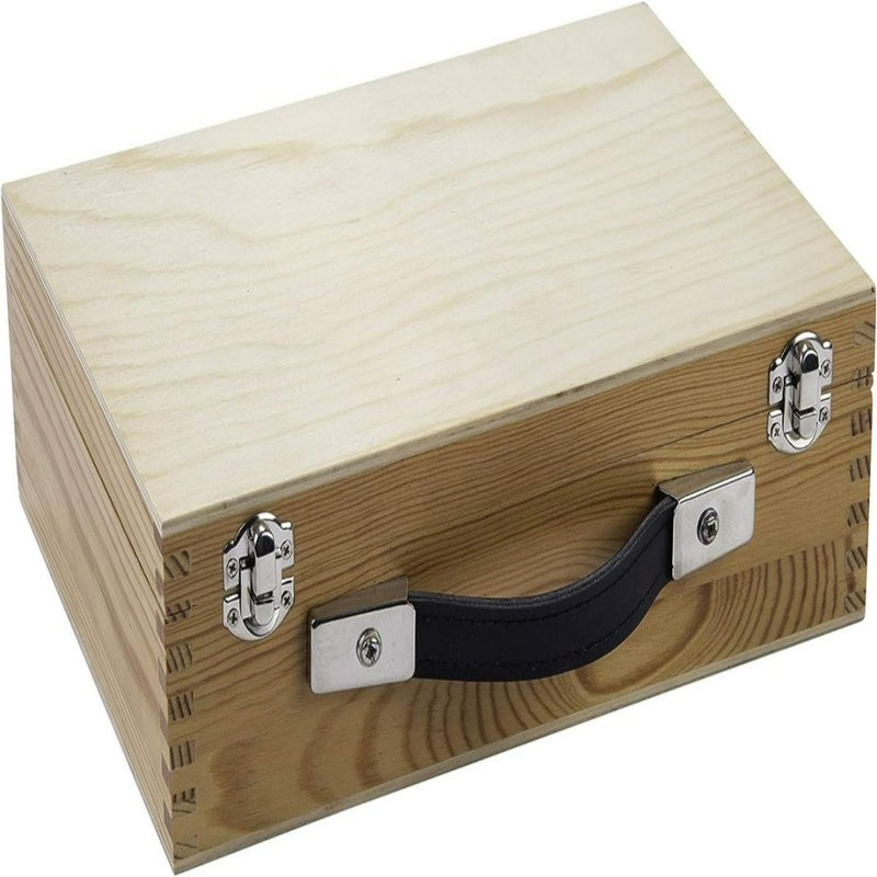 Laad afbeelding in Galerijviewer, De &quot;Ervaar petanque plezier met ons prachtige petanque spel in kist van hout&quot; heeft een stijlvolle houten kist met een strak zwart handvat en twee stevige metalen sluitingen aan de voorkant.
