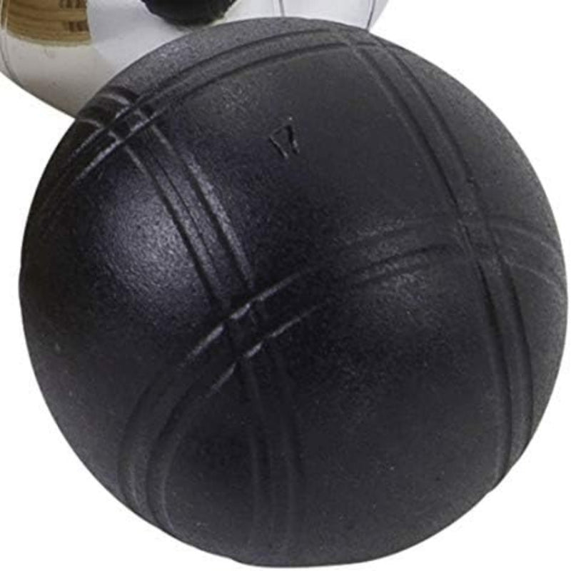 Laad afbeelding in Galerijviewer, Close-up van een zwarte jeu de boules bal met gegraveerde lijnen naast een reflecterende zilveren bal, te zien in de serie &quot;Ervaar petanque plezier met ons prachtige petanque spel in kist van hout&quot; voor een elegante spelervaring.
