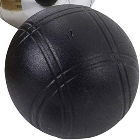 Close-up van een zwarte jeu de boules bal met gegraveerde lijnen naast een reflecterende zilveren bal, te zien in de serie "Ervaar petanque plezier met ons prachtige petanque spel in kist van hout" voor een elegante spelervaring.