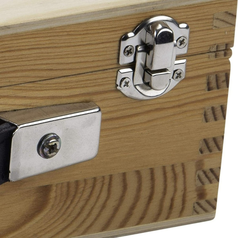 Laad afbeelding in Galerijviewer, Een luxe houten kist van ons prachtige petanquespel, met een metalen sluiting, een zwart handvat aan de zijkant en elegante zwaluwstaartverbindingen.
