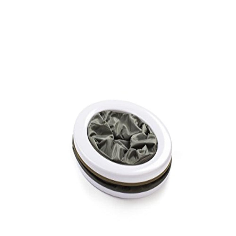 Laad afbeelding in Galerijviewer, Een opvouwbare zwart-witte campingtoiletcontainer met een rond, transparant deksel, onderdeel van &quot;Nooit meer ongemak op de camping! Ontdek de vrijheid van ons compact en normaal campingtoilet&quot;, schuin weergegeven tegen een effen witte achtergrond.
