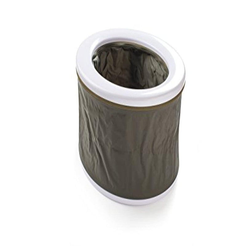 Laad afbeelding in Galerijviewer, Het &quot;Nooit meer ongemak op de camping!&quot; campingtoilet zorgt met zijn witte ring en olijfgroene stoffen body voor een comfortabele zithouding.
