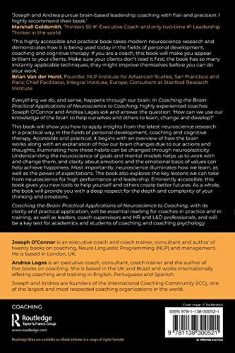 Laad afbeelding in Galerijviewer, De achterkant van &quot;Coaching the Brain: Practical Applications of Neuroscience to Coaching&quot; integreert neurowetenschap met coachingtechnieken. Endorsements prijzen de innovatie, terwijl een synopsis neuroplasticiteitsstrategieën schetst. Het strakke ontwerp omvat een zwart, wit en oranje kleurenschema met een ISBN-barcode rechtsonder.
