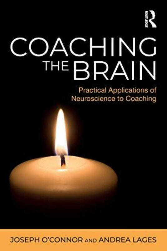 De omslag van het boek, getiteld "Coaching the Brain" van Joseph O'Connor en Andrea Lages, toont een brandende kaars op een zwarte achtergrond. Dit staat symbool voor de manier waarop neurowetenschappen moderne coachingtechnieken verhelderen.