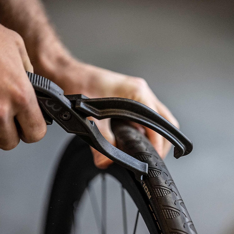 Laad afbeelding in Galerijviewer, Met behulp van de &quot;Maak het wisselen van banden eenvoudig met onze bandentang voor fietsen&quot;, kan een persoon eenvoudig een fietsband van de velg verwijderen met zijn universele pasvorm.
