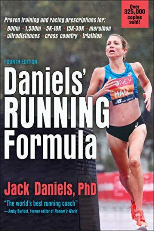 De cover van "Daniels' Running Formula" van Jack Daniels toont een vrouwelijke hardloper in een race. Dit boek onderzoekt strategieën voor afstandslopen via het VDOT-systeem en biedt deskundige inzichten van een gerenommeerde coach.