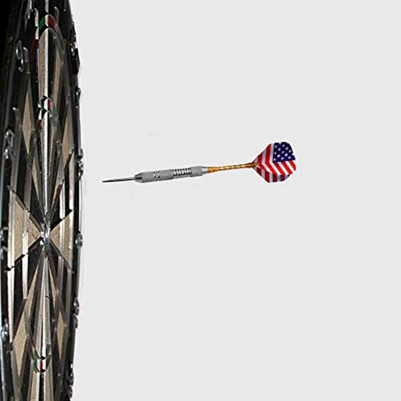 Laad afbeelding in Galerijviewer, Een ontwerp met een Amerikaanse vlag accentueert de dart, die met verhoogde nauwkeurigheid richting het dartbord aan de linkerkant vliegt, dat voorkomt in de Professionele metalen dartset: Verbeter je dartspel en scoor meer punten!.
