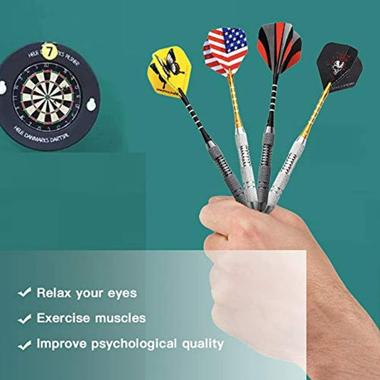 Een hand houdt vier pijlen vast met vlagontwerpen van de Professionele metalen dartset tegen een achtergrond van een dartbord, met de tekst 'Ontspan uw ogen', 'Train uw spieren' en 'Verbeter uw psychologische kwaliteit' voor een betere nauwkeurigheid, stabiliteit en grip.