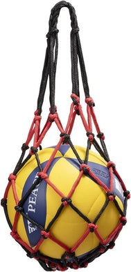 Een gele volleybal zit in een zwart-rode mesh ballentas met een lusvormig handvat, wat het duurzame en lichte ontwerp van 