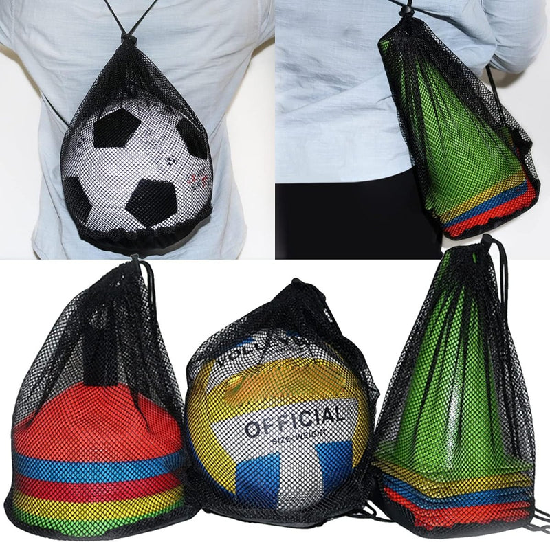 Laad afbeelding in Galerijviewer, Het product &quot;De voetbaltas die je nodig hebt om je team te laten winnen&quot; bestaat uit mesh-tassen met trekkoord gemaakt van duurzaam nylon, waaronder een voetbal, volleybal en kleurrijke trainingsmarkeringen. Vanuit verschillende hoeken tentoongesteld om de opslag en draagbaarheid van deze waterbestendige sportbenodigdheden te demonstreren.
