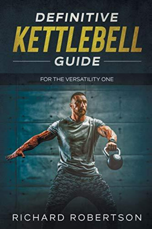 Op de cover van "Definitive Kettlebell Guide: For The Versatility One" staat een gespierde man afgebeeld die kettlebell-oefeningen demonstreert op een blauwe achtergrond.