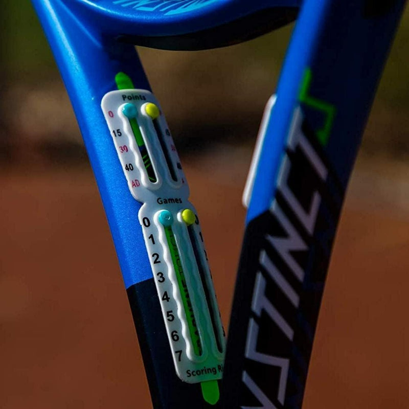 Laad afbeelding in Galerijviewer, Close-up van het Draagbaar tennis scorebord, een tennisracket met ingebouwde schuifknoppen voor het bijhouden van de score. Het racket lijkt op een mini-scorebord en toont de score op het frame tegen een blauwe achtergrond.

