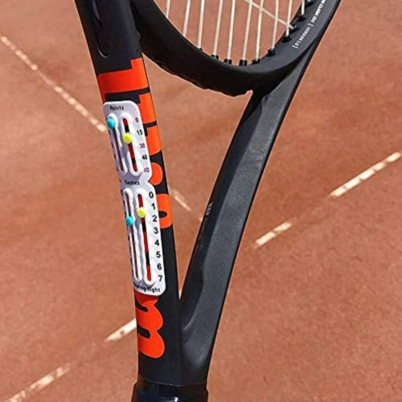 Laad afbeelding in Galerijviewer, Close-up van het Draagbaar tennis scorebord op een gravelbaan, met een aanpasbaar wegingssysteem met een schuifmechanisme. Het scorebord toont witte en rode kleuren en is ontworpen voor ITF-conformiteit, wat zorgt voor topprestaties in elke wedstrijd.
