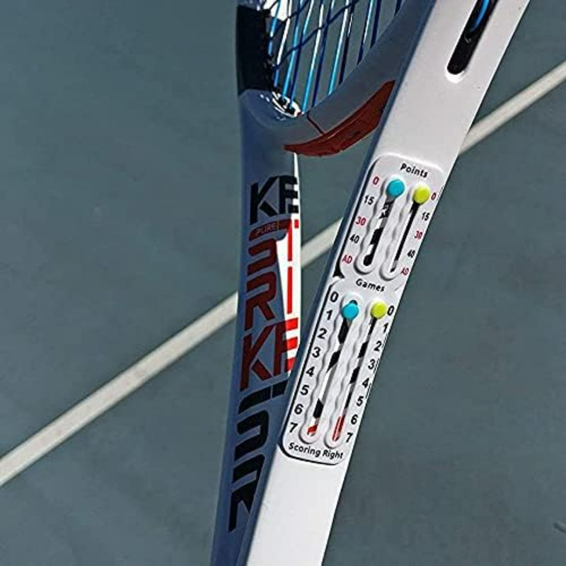 Laad afbeelding in Galerijviewer, Close-up van een tennisracket met het Draagbaar tennis scorebord, een ITF-conforme schuif voor het scoren van punten en games op het handvat, rustend op een tennisbaan.
