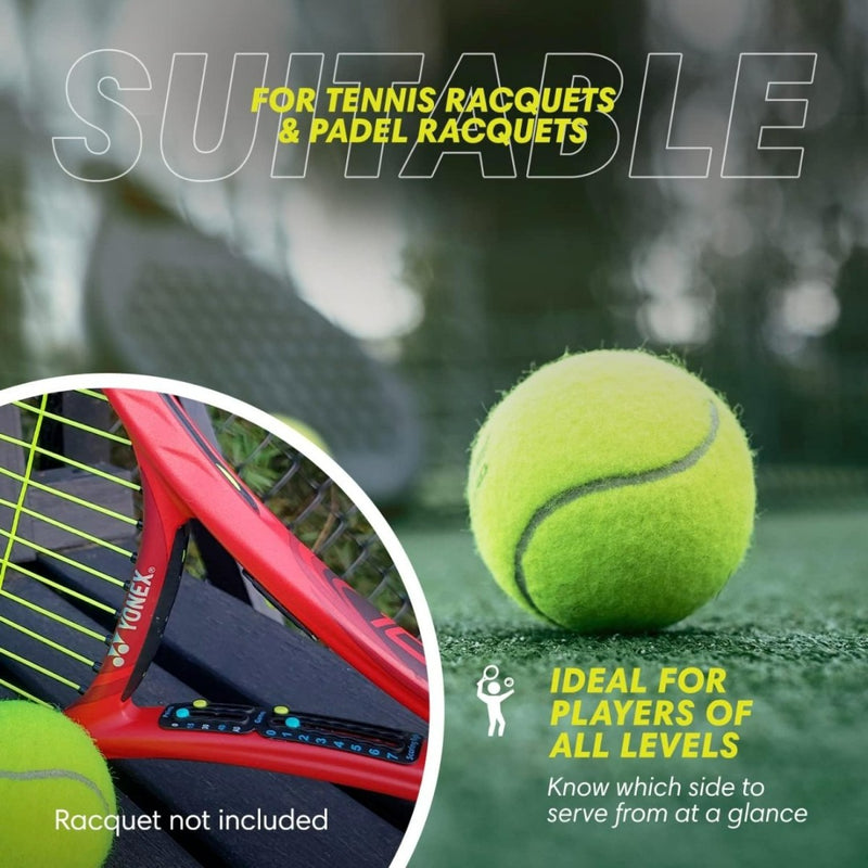 Laad afbeelding in Galerijviewer, Een Draagbaar tennis scorebord rust naast een racket, wat de bruikbaarheid voor tennis en padel benadrukt. Perfect voor alle spelers, het voldoet aan de ITF-conformiteitsnormen om topprestaties op de baan te garanderen.
