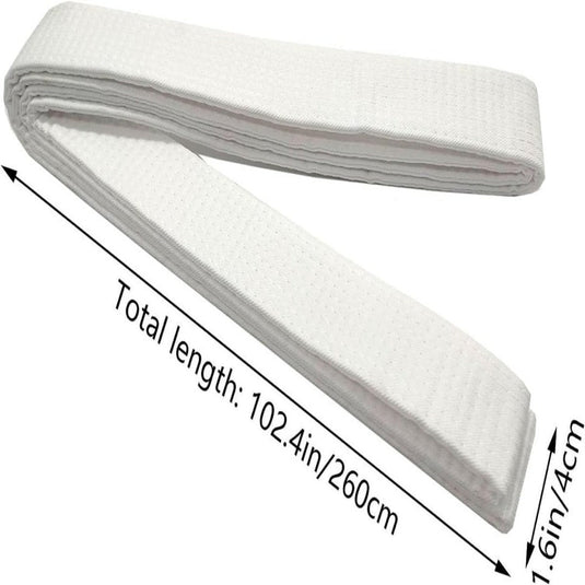De Elevateer premium judo-/karateband, gevouwen op een effen achtergrond, is 260 cm lang en 4 cm breed: een veelzijdig accessoire voor vechtsporten dat klaar is voor actie.