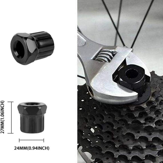 De "Fiets gereedschapketting set: alles wat je nodig hebt voor een soepele fietsrit" bevat een zwarte fietsfreewheel-verwijderaar, die ook dienst doet als fietskettinggereedschap. Het wordt vastgehouden door een sleutel op een fietsversnelling, met afmetingen van 27 mm hoog en 24 mm in diameter.