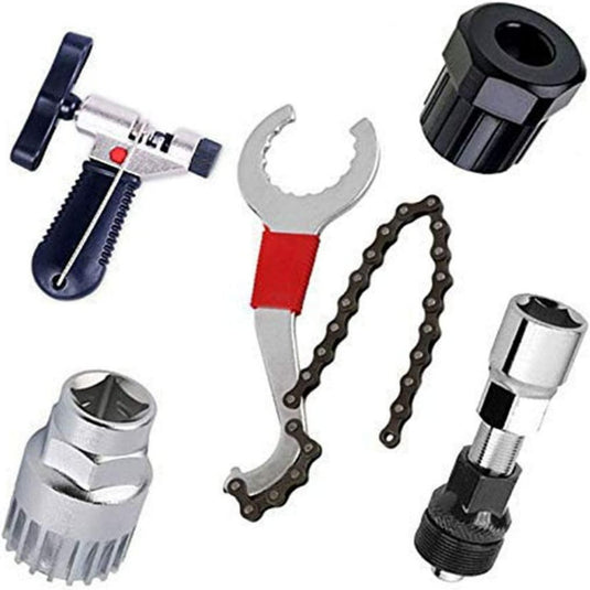 De "Fiets gereedschapketting set: alles wat je nodig hebt voor een soepele fietsrit" is netjes gerangschikt op een witte achtergrond, met daarin gereedschappen als een kettingzweep, trapasgereedschap, cranktrekker, kettingverwijderaar en cassetteverwijderaar.