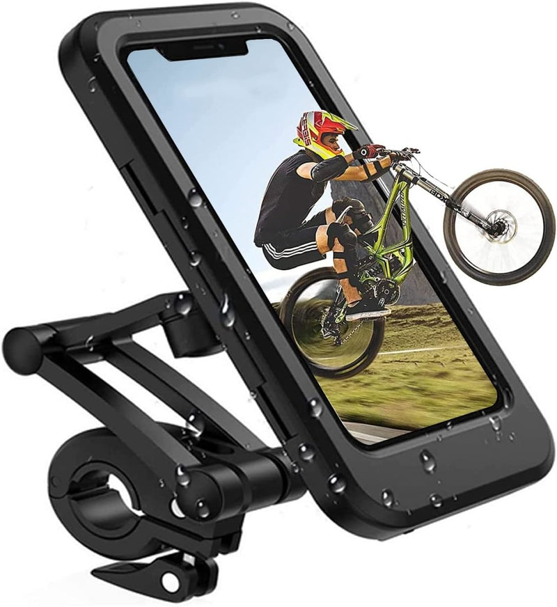Laad afbeelding in Galerijviewer, Een zwarte &quot;Waterdichte mobiele telefoonhouder voor alle smartphones&quot; is stevig bevestigd aan een stuur, met een telefoon waarop een mountainbiker een wheelie doet. Waterdruppels glinsteren op deze houder, wat de duurzaamheid in natte omstandigheden en universele compatibiliteit benadrukt.
