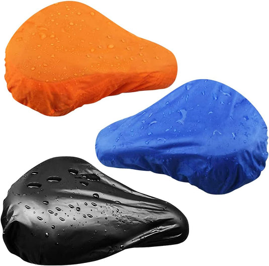 Drie waterdichte zadelhoesjes in levendig oranje, blauw en zwart laten zichtbare waterdruppels zien. Deze stoelhoezen zijn gemaakt van duurzaam materiaal en bieden een uitstekende zadelbescherming tegen de elementen. Product: Zadelhoes: Bescherm je zadel tegen weer, slijtage en vuil.
