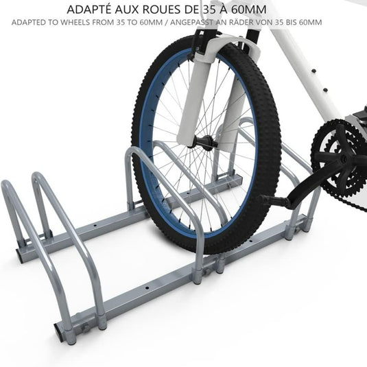 Een fiets met blauwvelgbanden wordt gestald in het 