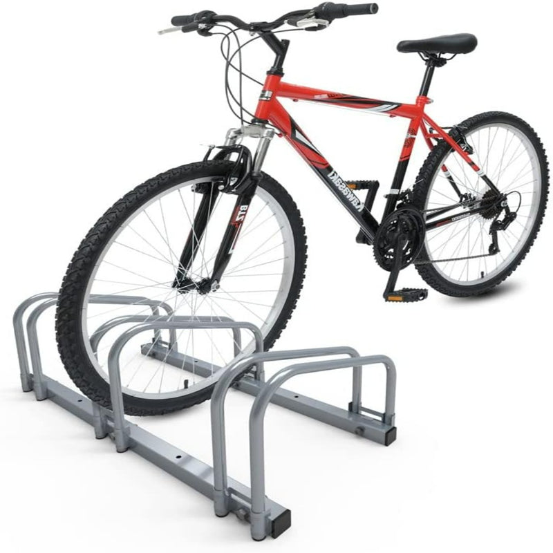Laad afbeelding in Galerijviewer, In het &quot;Fietsenrek voor 3 of 4 fietsen: de ideale opbergoplossing voor binnen en buiten&quot; wordt een rood-zwarte fiets met verende voorvork en knobbelige banden veilig geplaatst, waardoor er ruimtebesparing ontstaat voor andere fietsers.
