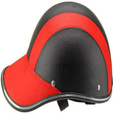 Een stijlvolle en veilige elegante fietshelm in de kleuren rood en zwart, met een gebogen klep, metalen klinknagels, een strakke semi-glanzende afwerking en een verstelbare kinriem voor extra comfort.