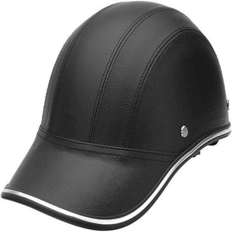 Laad afbeelding in Galerijviewer, De &#39;Stijlvol en veilig&#39; helm, met zwart leer-look en afgerond ontwerp, heeft een korte vizier, fijne stiksels en metalen klinknagels. Het biedt uitstekende bescherming en comfort dankzij de verstelbare kinriem.
