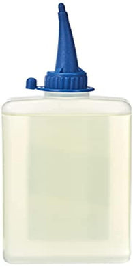 Een doorzichtige plastic fles met een blauwe spuitmond en dop met daarin 