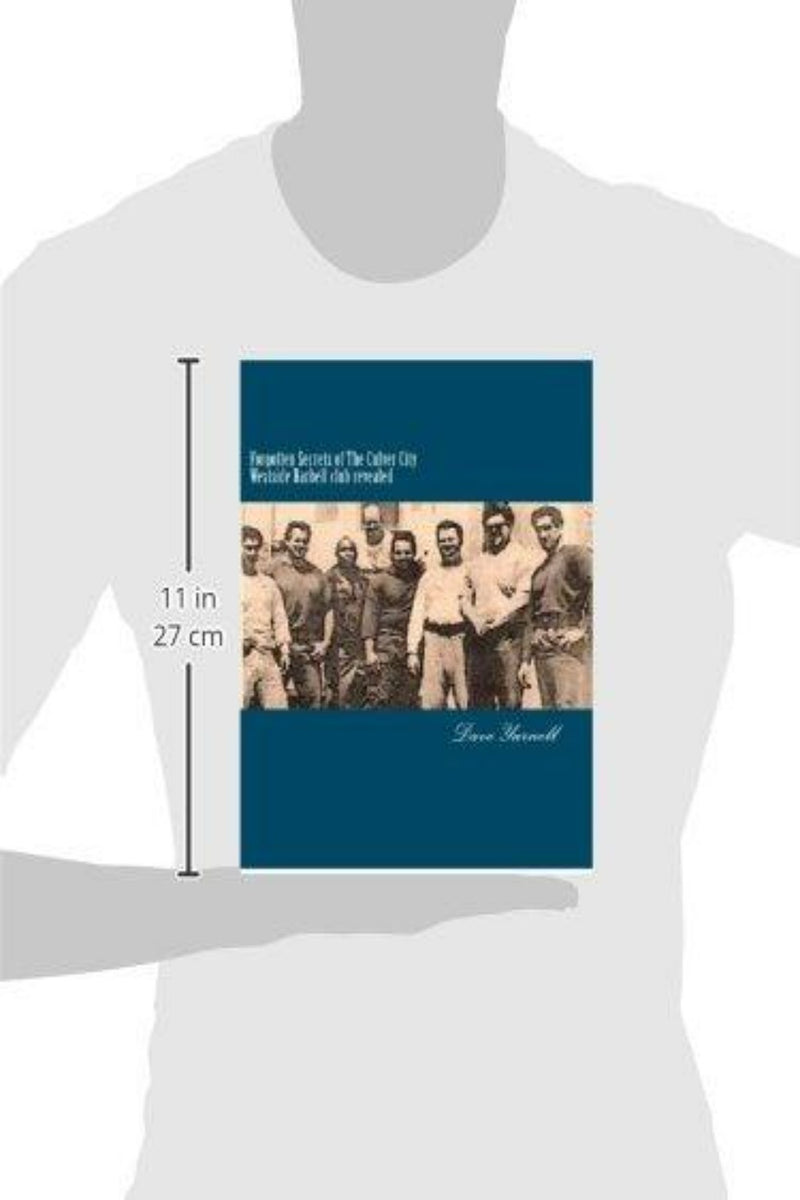Laad afbeelding in Galerijviewer, Boekomslag met een vintage honkbalteamfoto, getiteld &quot;Forgotten Secrets of The Culver City Westside Barbell Club Revealed!&quot; door Steve Harwell. Persoon houdt boek vast als referentie voor de schaal. Ontdek de verborgen banden van de club met Culver City Westside Barbell en hun unieke krachttrainingsregimes.
