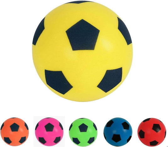 Een set van vijf Fun sport softbal voetbalballen, gestyled als voetballen met zwarte pentagon patronen, is ideaal voor een gezinsfeestje. Verkrijgbaar in geel, oranje, roze, groen en rood en netjes op een rijtje.