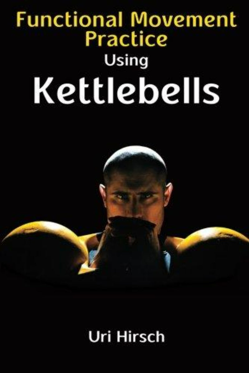 Laad afbeelding in Galerijviewer, Omslag van het boek getiteld &quot;Functional Movement Practice using Kettlebells - kettlebell oefeningen&quot; door Uri Hirsch, waarin de essentie van fysieke training wordt belicht met een persoon die kettlebells vasthoudt tegen een opvallende zwarte achtergrond.
