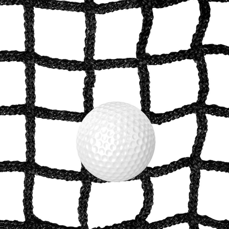 Laad afbeelding in Galerijviewer, Een golfbal wordt gevangen in het &quot;Meesterlijke slagen met ons duurzaam golfnet&quot; tegen een witte achtergrond.
