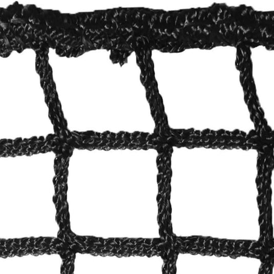 Close-up van een zwart net met een rasterpatroon op een witte achtergrond, waarin de Meesterlijke slagen met ons duurzaam golfnet worden benadrukt - Perfect voor training en ontspanningsontwerp.