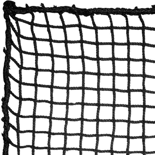 Een zwart golfnet met een duurzaam vierkant gaaspatroon tegen een witte achtergrond.