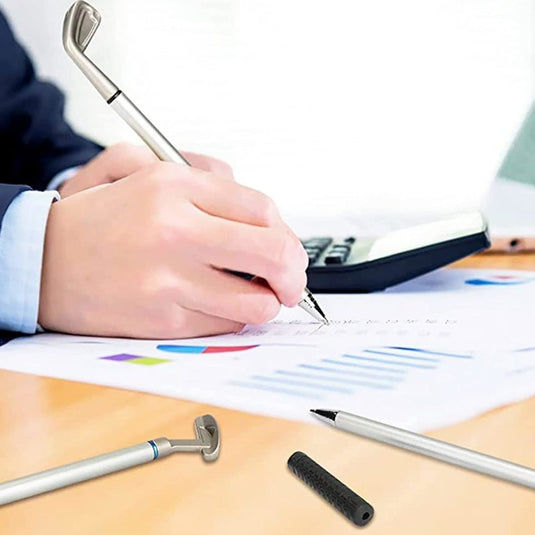 Iemand schrijft op kaartpapier met een pen in de vorm van een golfclub uit de "Golfclub pennenset: Een stijlvolle en functionele toevoegingen aan je werkplek", terwijl een rekenmachine en een bureau de georganiseerde charme versterken.
