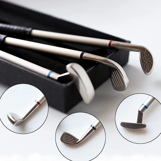 Een set van vier stijlvolle Golfclub pennensets met zilveren shafts en zwarte grips, elk met een andere clubkop, elegant gepresenteerd op een wit oppervlak naast een strakke zwarte behuizing, gemaakt van duurzame materialen.