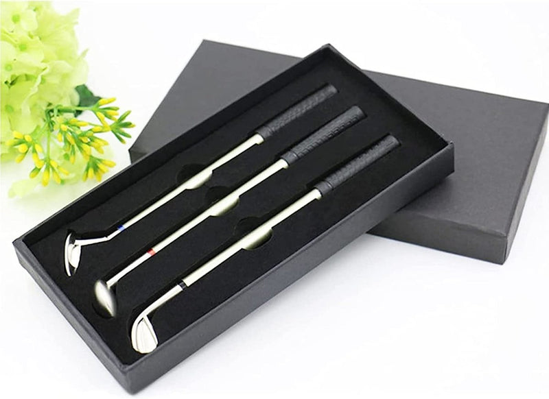 Laad afbeelding in Galerijviewer, De Golfclub pennenset is een stijlvolle toevoeging aan uw werkplek. De set bestaat uit drie mini-pennen in een strakke, zwarte geschenkdoos met kleine groene en gele bloemen.
