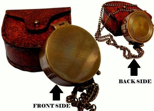 Laad afbeelding in Galerijviewer, Een messing zakhorloge met een ketting wordt voor- en achterop tentoongesteld naast een rood doosje met patroon. Pijlen benadrukken kenmerken en benadrukken het compacte, lichtgewicht ontwerp, vergelijkbaar met de &quot;Handgemaakt messing zakkompas: een klassieke must-have voor outdoorliefhebbers.
