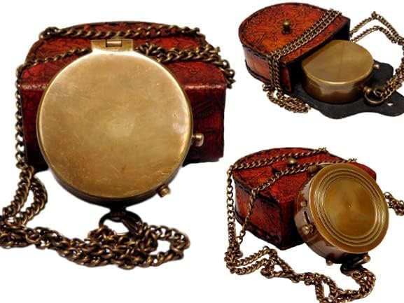 Laad afbeelding in Galerijviewer, Een ronde &quot;Handgemaakt messing zakkompas: een klassieke must-have voor outdoorliefhebbers,&quot; voorzien van een ketting en getoond vanuit verschillende hoeken op een rode getextureerde kast, pronkt met elegant vakmanschap. Compact en lichtgewicht, dit nauwkeurige apparaat is zowel functioneel als tijdloos.
