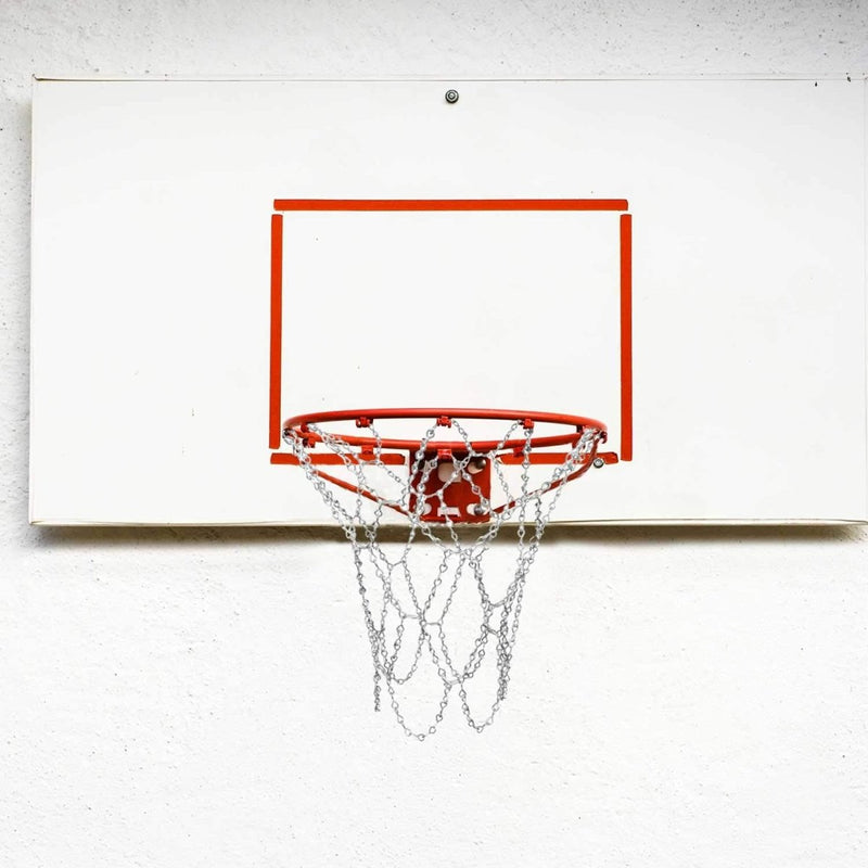 Laad afbeelding in Galerijviewer, Een duurzame basketbalring met kettingnet en weerbestendig ontwerp is gemonteerd op een wit bord tegen een bleke muur, met daarop ons product: Verrijk je spel met ons duurzaam basketbalnet voor een perfecte dunk!.
