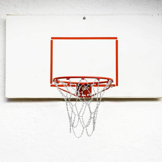 Een duurzame basketbalring met kettingnet en weerbestendig ontwerp is gemonteerd op een wit bord tegen een bleke muur, met daarop ons product: Verrijk je spel met ons duurzaam basketbalnet voor een perfecte dunk!.