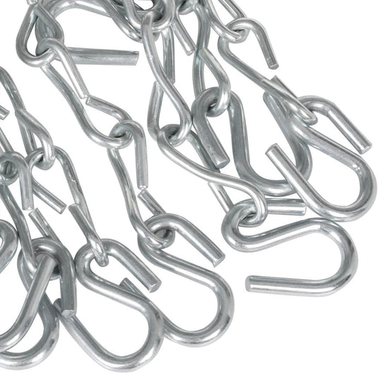 Close-up van ineengestrengelde metalen kettingen met haakvormige uiteinden op een effen achtergrond, met een weerbestendig ontwerp voor gegarandeerde duurzaamheid in ons Verrijk je spel met ons duurzaam basketbalnet voor een perfecte dunk!.