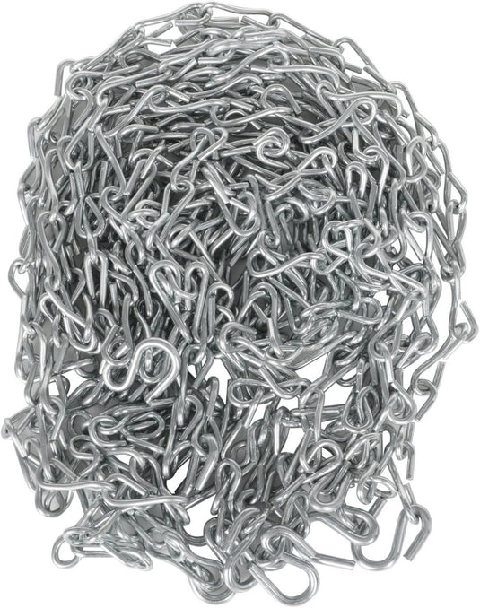 Een stapel verwarde metalen kettingen met S-vormige schakels, willekeurig gerangschikt en ontworpen voor langdurige duurzaamheid, is de perfecte omschrijving voor Verrijk je spel met ons duurzaam basketbalnet voor een perfecte dunk!.